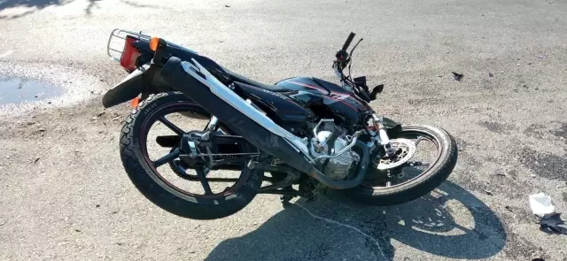 Motosiklet sürücüsünün ölümden döndüğü anlar kamerada