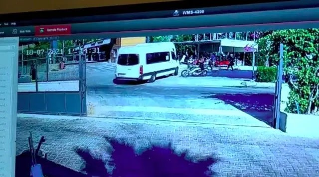 Motosiklet sürücüsünün ölümden döndüğü anlar kamerada
