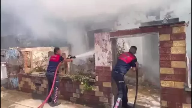 Nazilli'de metruk binada çıkan yangın söndürüldü Nazilli'de metruk binada çıkan yangın söndürüldü