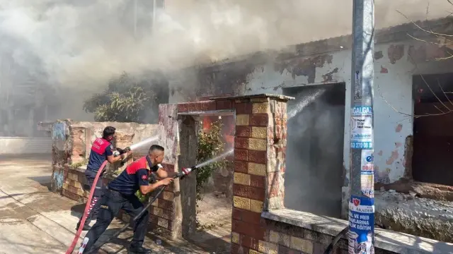 Nazilli'de metruk binada çıkan yangın söndürüldü