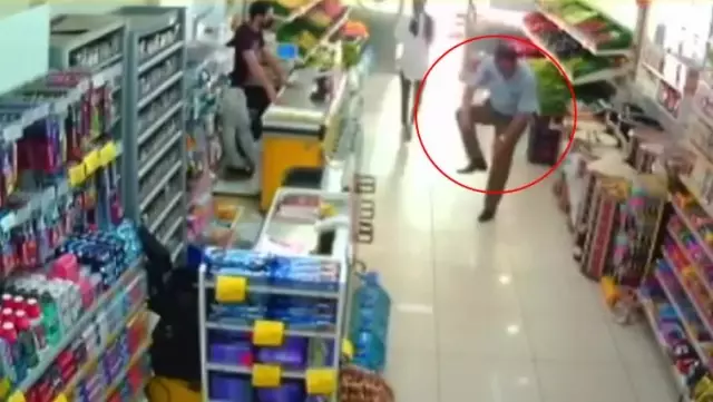 Önce uyarı yedi, sonra şaşırttı! Çorabının içinden çıkardığı maskeyi ağzına taktı Önce uyarı yedi, sonra şaşırttı! Çorabının içinden çıkardığı maskeyi ağzına taktı