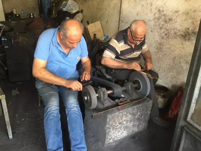 Osmaneli'nde Kurban Bayramı öncesi bıçakçılar yoğun mesai yapıyor Osmaneli'nde Kurban Bayramı öncesi bıçakçılar yoğun mesai yapıyor