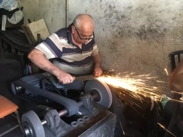 Osmaneli'nde Kurban Bayramı öncesi bıçakçılar yoğun mesai yapıyor