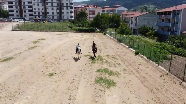 Osmanlı'nın kuruluş toprağında binicilik sporuyla tanışıyorlar Osmanlı'nın kuruluş toprağında binicilik sporuyla tanışıyorlar