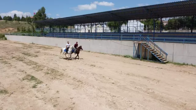 Osmanlı'nın kuruluş toprağında binicilik sporuyla tanışıyorlar