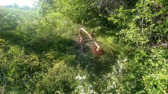 Ot biçerken traktörle uçuruma yuvarlandı