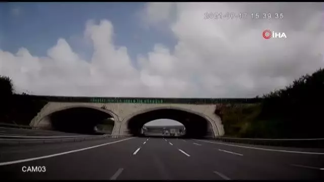 Otobanda dehşet anları kamerada...Makas atarken bir otobüs dolusu insanı canından ediyordu Otobanda dehşet anları kamerada...Makas atarken bir otobüs dolusu insanı canından ediyordu