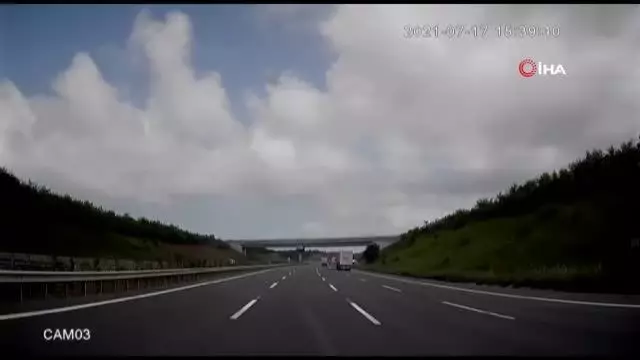 Otobanda dehşet anları kamerada...Makas atarken bir otobüs dolusu insanı canından ediyordu