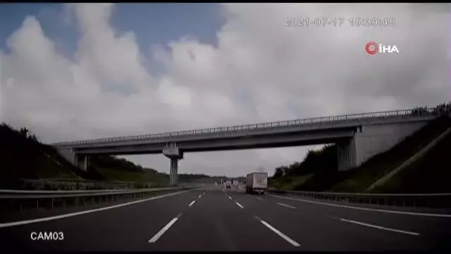 Otobanda dehşet anları kamerada...Makas atarken bir otobüs dolusu insanı canından ediyordu