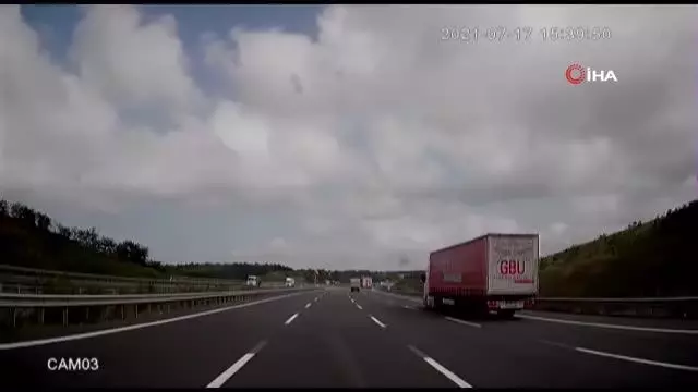 Otobanda dehşet anları kamerada...Makas atarken bir otobüs dolusu insanı canından ediyordu