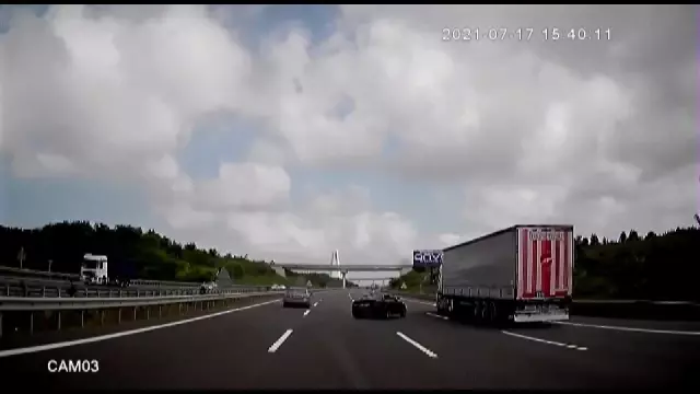 Otobanda dehşet anları kamerada...Makas atarken bir otobüs dolusu insanı canından ediyordu