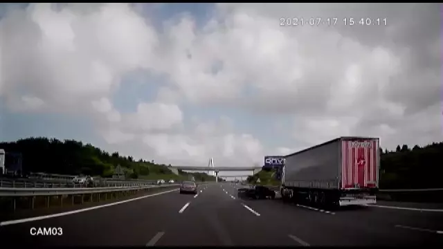 Otobanda dehşet anları kamerada...Makas atarken bir otobüs dolusu insanı canından ediyordu