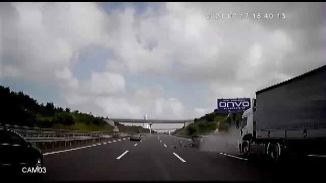 Otobanda dehşet anları kamerada...Makas atarken bir otobüs dolusu insanı canından ediyordu
