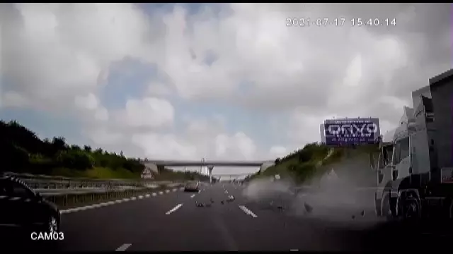 Otobanda dehşet anları kamerada...Makas atarken bir otobüs dolusu insanı canından ediyordu