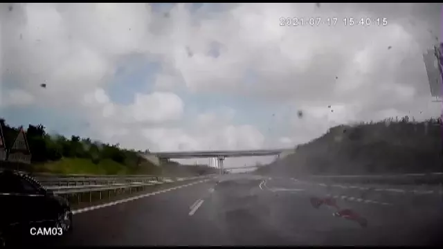 Otobanda dehşet anları kamerada...Makas atarken bir otobüs dolusu insanı canından ediyordu