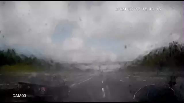 Otobanda dehşet anları kamerada...Makas atarken bir otobüs dolusu insanı canından ediyordu
