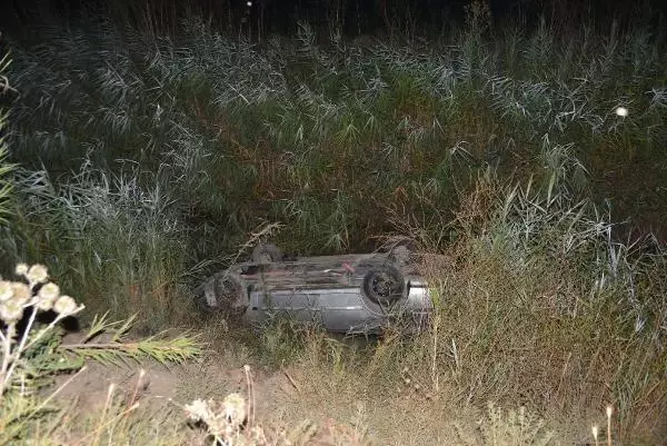 OTOMOBİL, DRENAJ KANALINA DEVRİLDİ 4 YARALI OTOMOBİL, DRENAJ KANALINA DEVRİLDİ 4 YARALI