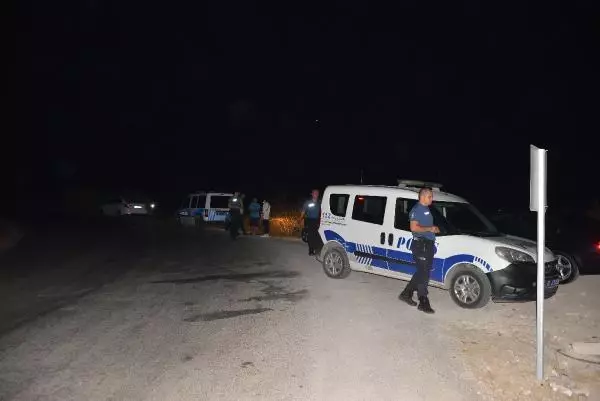 OTOMOBİL, DRENAJ KANALINA DEVRİLDİ 4 YARALI