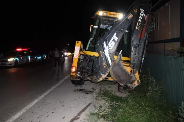 Otomobil, önündeki iş makinesine çarptı: 1 ölü, 1 yaralı