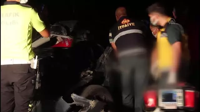 Son dakika... Otomobil kamyonete çarptı: 1 ölü, 2 yaralı