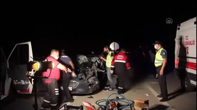 Son dakika... Otomobil kamyonete çarptı: 1 ölü, 2 yaralı