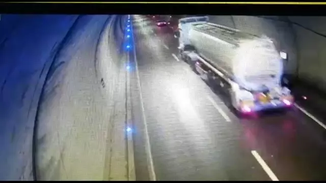Son dakika haberi! Otomobil ve çekicinin çarpışması güvenlik kamerasına yansıdı Son dakika haberi! Otomobil ve çekicinin çarpışması güvenlik kamerasına yansıdı
