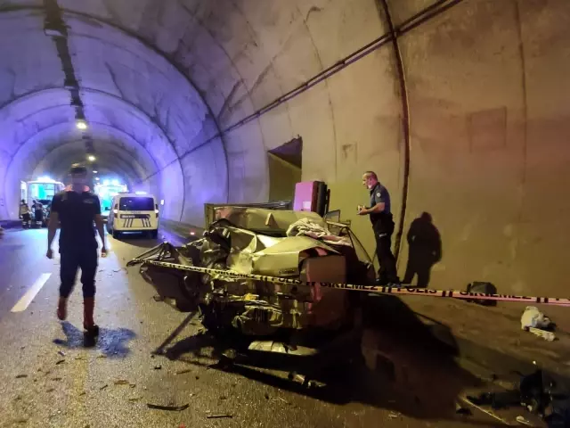 Son dakika haberi! Otomobil ve çekicinin çarpışması güvenlik kamerasına yansıdı