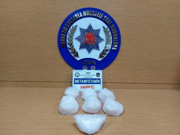Otomobilin kaputunun altına gizlenen uyuşturucuya 3 gözaltı Otomobilin kaputunun altına gizlenen uyuşturucuya 3 gözaltı