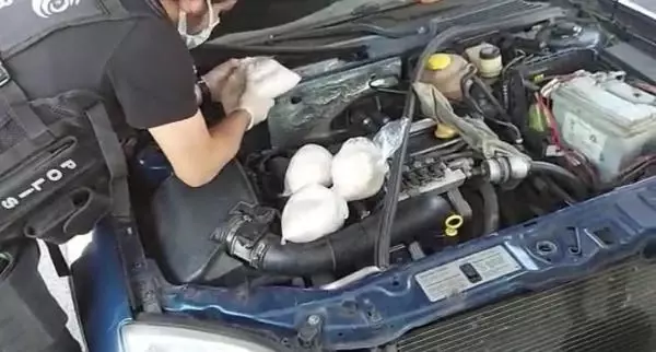 Otomobilin kaputunun altına gizlenen uyuşturucuya 3 gözaltı