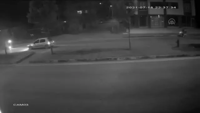 Son dakika haberleri... Otomobilin refüje çarparak devrilmesi güvenlik kamerasına yansıdı
