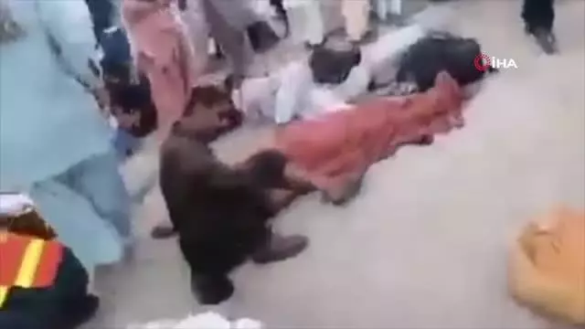 Pakistan'da otobüs kazası: en az 27 ölü, 30 yaralı Pakistan'da otobüs kazası: en az 27 ölü, 30 yaralı