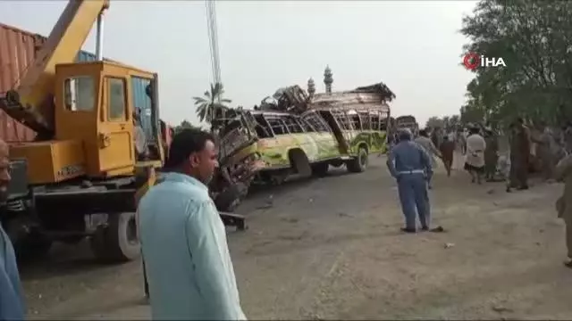 Pakistan'daki otobüs kazasında ölü sayısı 33'e yükseldi Pakistan'daki otobüs kazasında ölü sayısı 33'e yükseldi