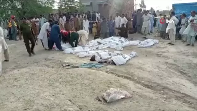 Pakistan'daki otobüs kazasında ölü sayısı 33'e yükseldi