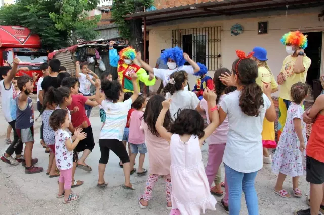 Palyaço olup gönülleri fethediyorlar