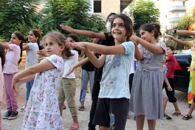 Palyaço olup gönülleri fethediyorlar