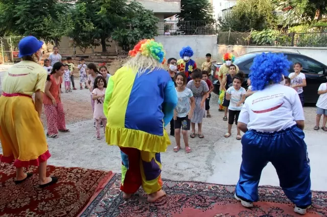 Palyaço olup gönülleri fethediyorlar