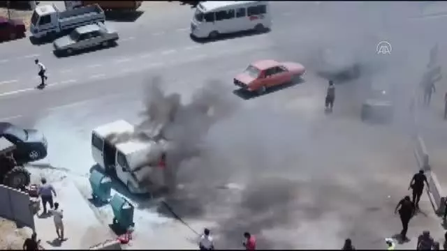 Son dakika haberi... Park halinde iken yanan minibüsü itfaiye söndürdü Son dakika haberi... Park halinde iken yanan minibüsü itfaiye söndürdü