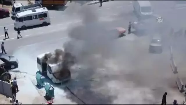 Son dakika haberi... Park halinde iken yanan minibüsü itfaiye söndürdü