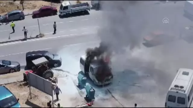 Son dakika haberi... Park halinde iken yanan minibüsü itfaiye söndürdü