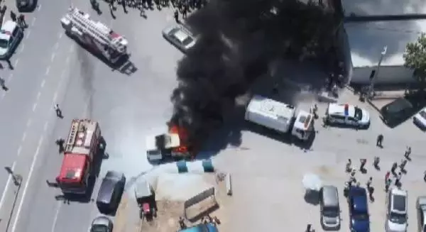 Park halindeki minibüs, alev alev yandı
