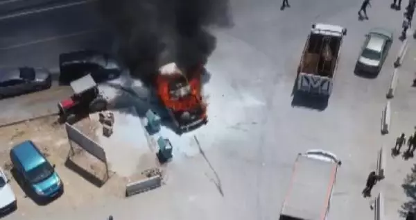 Park halindeki minibüs, alev alev yandı