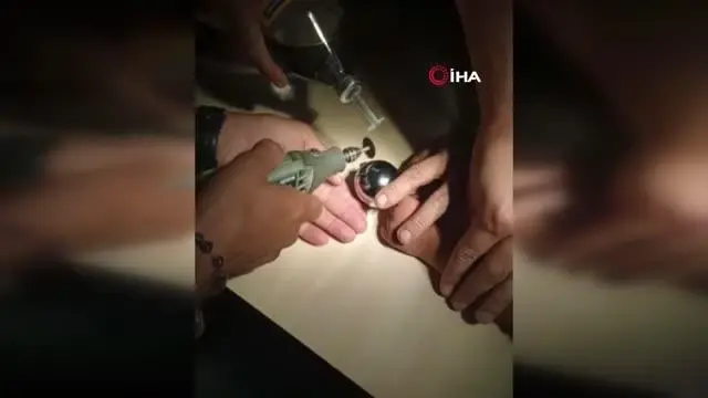 Parmağı korkuluğa sıkışan çocuğu AFAD ve itfaiye ekipleri kurtardı Parmağı korkuluğa sıkışan çocuğu AFAD ve itfaiye ekipleri kurtardı