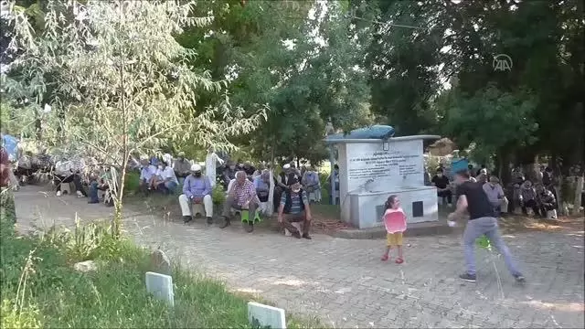 Pazaryeri halkı toplu mezarlık ziyareti geleneğini sürdürüyor Pazaryeri halkı toplu mezarlık ziyareti geleneğini sürdürüyor