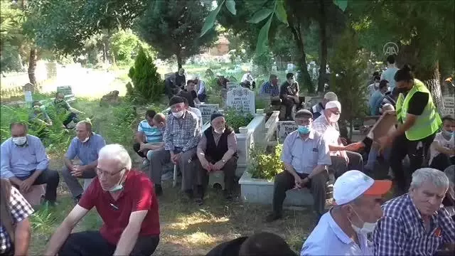 Pazaryeri halkı toplu mezarlık ziyareti geleneğini sürdürüyor