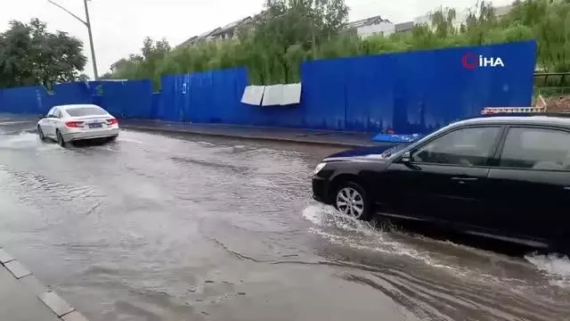 Pekin'deki selde mahsur kalanlar botlarla kurtarıldı Pekin'deki selde mahsur kalanlar botlarla kurtarıldı