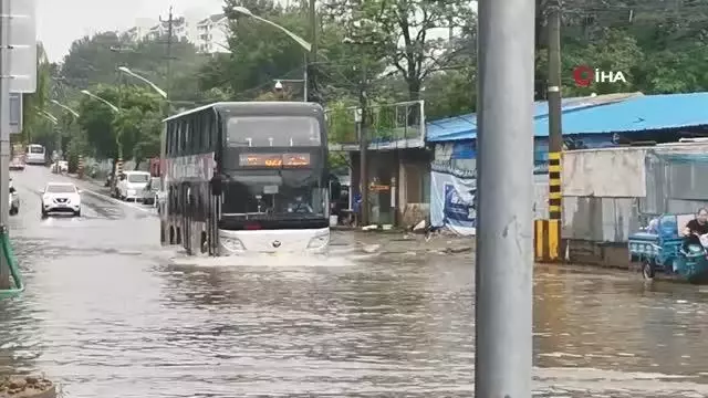 Pekin'deki selde mahsur kalanlar botlarla kurtarıldı