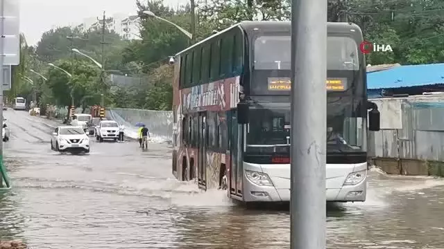Pekin'deki selde mahsur kalanlar botlarla kurtarıldı