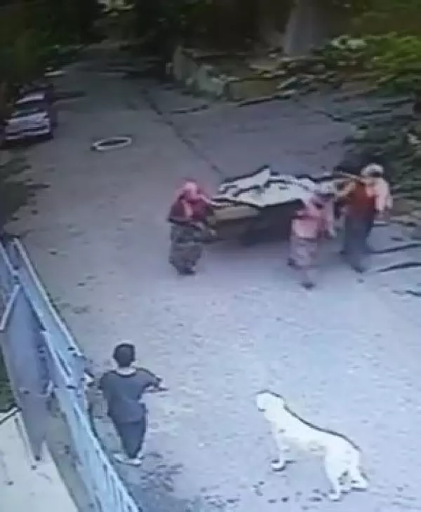 PENDİK'TE HIRSIZLIK YAPAN KADINLAR YAKALANDI PENDİK'TE HIRSIZLIK YAPAN KADINLAR YAKALANDI
