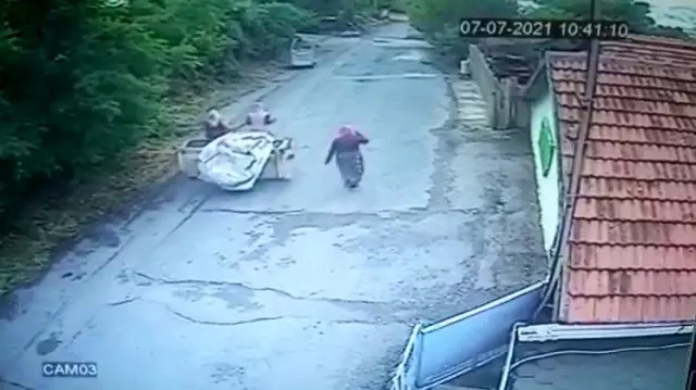 Pendik'te hurda hırsızı 2 kadın tutuklandı Pendik'te hurda hırsızı 2 kadın tutuklandı