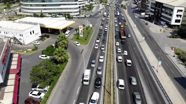 Pendik'te kaçan kurbanlık dana trafiği birbirine kattı